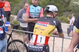 Evenepoel moet hangend over hek verwerken dat hij niet wist dat het om de ritzege ging: 'Bittere pil'