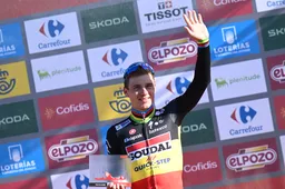 L'Équipe: 'Evenepoel zal nooit voor de ploeg van Plugge gaan rijden, er ligt een contract klaar bij INEOS'