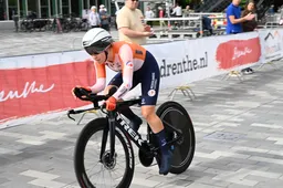 Lekke (en bijna aangereden) Mackaij en lastminute opgetrommelde Van Anrooij beleefden turbulent EK