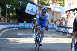 Simon Yates finisht met gekwetste schouder knap als derde: 'Hoop dat het niet ernstig is'