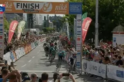 Gelost, maar toch gewonnen: Merlier (die zich niet goed voelde) klopt Bol voor kwartet Quick Step in Slowakije