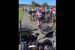 🎥 Voer voor discussie: zorgen motards in de berm of 'respectloze' renners voor onveilige situaties?