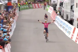 Demi Vollering pakt zestiende seizoenszege met dubbelslag in Romandië (maar duimde eigenlijk voor Reusser)