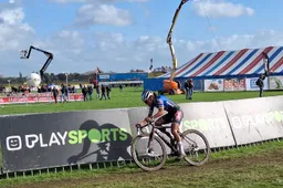 Alvarado kijkt kat uit de boom en beslist vervolgens met een ferme aanval de Kermiscross Ardooie