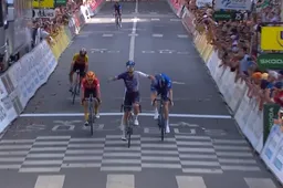 Afgewezen stagiair van Israel-Premier Tech zorgt voor stunt van het jaar met sprintzege in Parijs-Tours