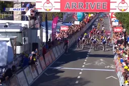 Tumultueuze sprint in Famenne Ardenne Classic: De Lie wint met één been ingeklikt