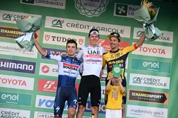 Pogacar soleert vol kramp naar hattrick in Lombardije: 'Ondanks de pijn genoot ik'