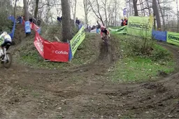🎥 Haha! Fan roept 'verkouden' Eli Iserbyt toe in achtervolging op Van der Poel: 'Komaan Eli, volgen hè!'