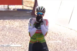 Manon Bakker stunt met zege in sneeuwcross Val di Sole na tweestrijd met Alvarado