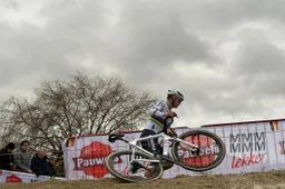 Bondscoach De Knegt zou het begrijpen als Van der Poel er jaartje tussenuit knijpt: 'Hij kan niets low profile doen'