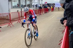 Pieterse profiteert van zware val van Lucinda Brand en is de beste in Zonhoven, Van der Heijden knap tweede