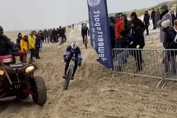 🎥 Thijs Zonneveld rechtstreeks getuige van bijna-doodincident van Merlier, die strandkoers Bredene wel wint