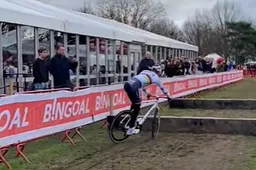 🎥 Van der Poel gooit alle remmen dicht en slipt, maar gaat bij opwarming net niet over de kop bij de balkjes