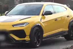 Van der Poel maakt opnieuw blitse entree en arriveert in Hulst met nieuwe knalgele Lamborghini Urus Performante