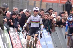 Zinderende tweestrijd in Heusden-Zolder! Van Empel verslaat Alvarado na spannende cross in sprint