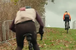 🎥 Hilarische beelden: Pidcock laat oud-prof Matt Stephens als een kind achter op crossparcours Boom