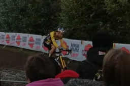 Van Aert rijdt zich helemaal kapot om Van der Poel eventjes bij te houden: 'Wilde hem onder druk zetten'