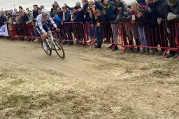 Ploegleider Alpecin-Deceuninck ziet twee redenen van 'beste Van der Poel in het veld ooit'