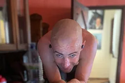 📸 Campenaerts zegt gestopte collega Van Emden vaarwel in geheel eigen stijl; inclusief 'vleesklak'