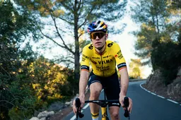 Ploegleider Van Dongen lichtte Van Aert in over mogelijk gevaar (en geeft status Benoot na opgave)