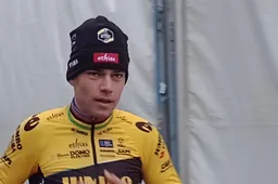 Van Aert knipoogt na nieuw pak rammel van Van der Poel: 'Nu weet ik hoe de rest van het peloton zich voelt'