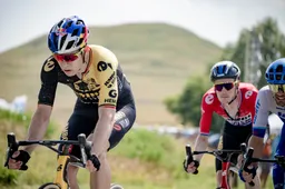 Van Aert en co. dokkeren rustig over kasseien: nieuwe vroege voorbereiding in aanloop naar clash met Van der Poel