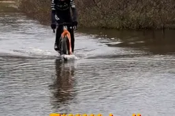 🎥 'Beach boys' Zonneveld en Ockeloen banen zich een weg door immense plas: 'Fucking hell'