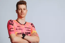 🎥 Grote crash UAE Tour eist nog een slachtoffer: Steinhauser stapt met hersenschudding uit koers