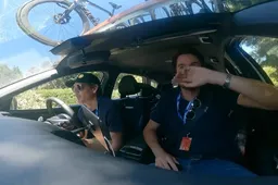 🎥 Schitterende beelden: Ploegleiders Impey en Bewley zo blij als kinderen na eindzege Stephen Williams in Down Under