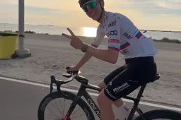 🎥 Pogacar vliegt voor een dagje naar de Emiraten en krijgt kritiek: 'Schep niet op over vervuiling'