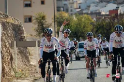 Het 'team van sterren': UAE zoekt én vindt balans tussen kansen voor toppers als Yates én Pogacars missie