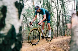 Ryan Kamp vindt onderdak en wordt overeind gehouden door Italiaanse fietsmerken: 'Opluchting is immens'