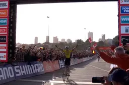 Van Aert wint mooiste cross van deze winter op pechdag Van der Poel, wegrenners en Vanthourenhout maken indruk