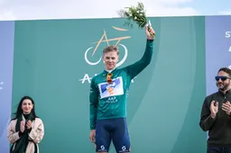 Van Uden herovert in alle waaierhectiek leiderstrui in AlUla Tour: 'Ik begon mijn sprint net iets te vroeg'