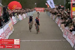 Van der Haar knalt in laatste meters voorbij Aerts om podiumplek: 'Wilde het niet cadeau geven'