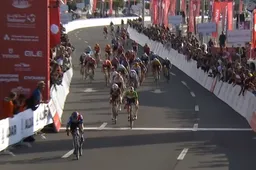 Amber Kraak(t) SD Worx en Wiebes met waanzinnige solo in UAE Tour, Kopecky eindwinnares