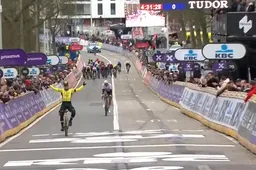 Visma | Lease a Bike vergooit overtal, maar wint Omloop alsnog dankzij Tratnik (en beulswerk Politt)