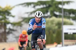 Keurig gebracht door Evenepoel en Alaphilippe maakt Magnier kunstje af; Fransman wint ouverture in Tour of Britain