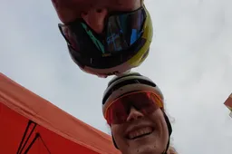 🎥 'Het is echt ijs!' Puck Pieterse en co. verkennen parcours in Tabor al grappend en grollend