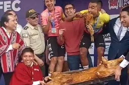 Narvaez en Carapaz smikkelen op het podium van Ecuadoraans kampioenschap van geslacht varken