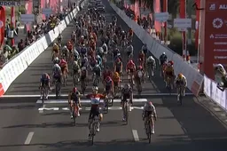 Lorena Wiebes voert bisnummertje op in UAE Tour na tweede perfecte lead-out van Kopecky