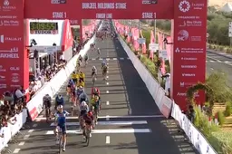 Merlier verschalkt De Kleijn in openingsetappe UAE Tour en is eerste sprintkeizer, waaierspektakel baart muisje