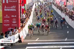 Copy-paste in de UAE Tour: Merlier met twee harde banden weer de beste, De Kleijn wéér nummer twee