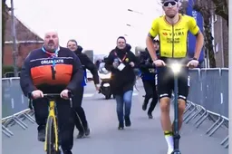 🎥 Step up: Van Aert komt met prachtige inhaker op mooie Kuurne-beelden, ook steward zelf reageert