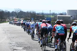 📸 Dillier (Alpecin-Deceuninck) duidt op ludieke wijze hoeveel calorieën hij verbrandde tijdens Milaan-Sanremo