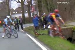 🎥 Heiduk breekt sleutelbeen en elleboog in Nokere Koerse bij nare crash in gracht, Hoole blijft ongedeerd
