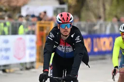 Het zit Visma | Lease a Bike niet mee: Van Baarle is opnieuw ziek en skipt Parijs-Roubaix