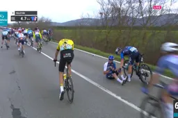 📸 Het zit de Britse oudjes niet mee: Cavendish op slecht moment lek, Froome (samen met Gesink) ten val
