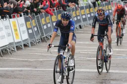 Geteisterde gezichten bij Landa en Martinez na strijd om plek twee: 'Ik heb het nog nooit zo koud gehad!'
