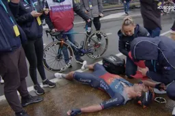 Matthews in tranen door deklassering na foutieve sprint, Politt profiteert: 'Moest een beetje remmen'